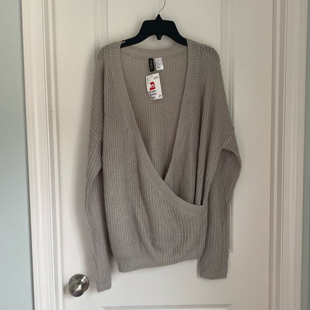 2/25$ NWT Divided sweater